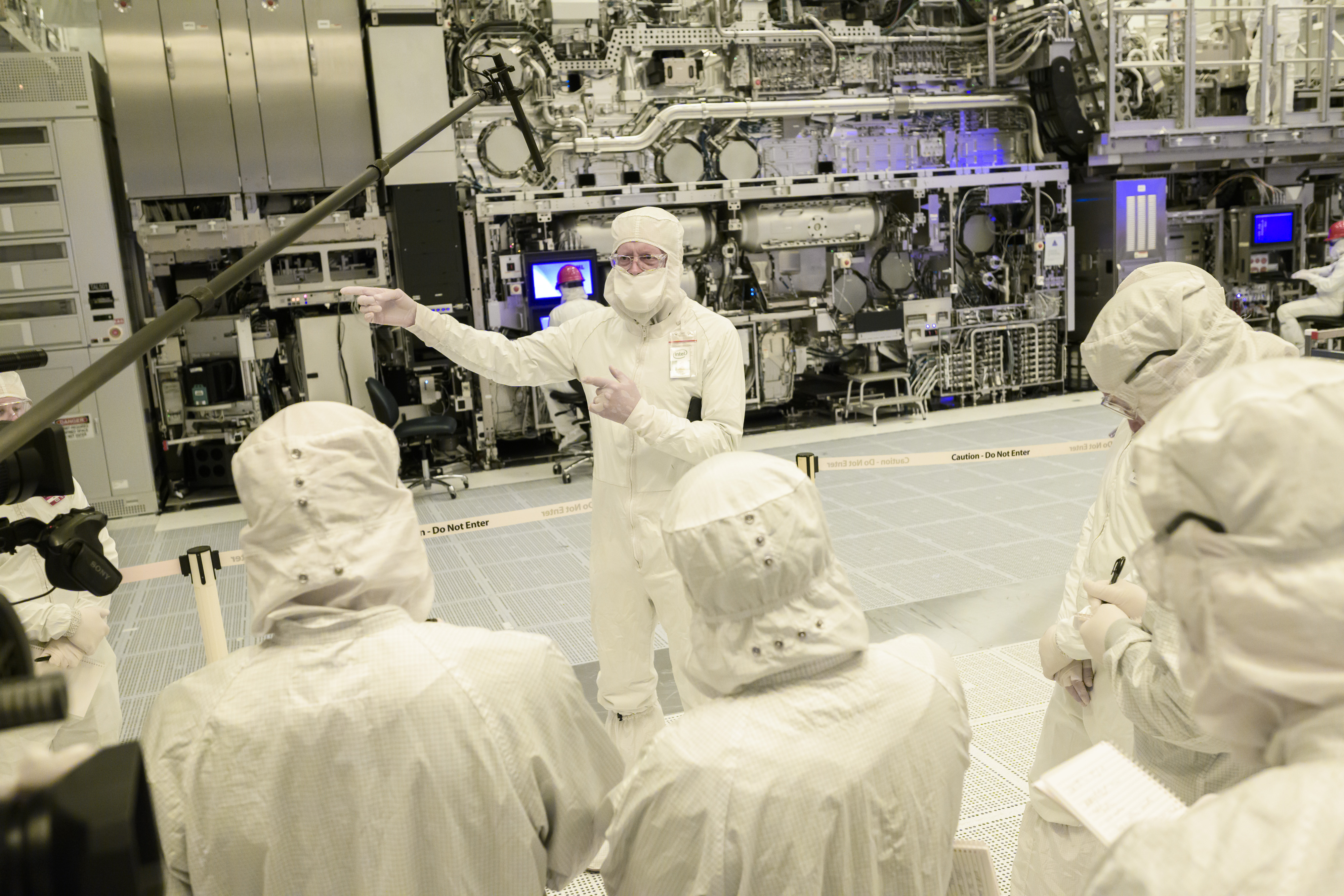 Intel Fellow Mark Phillips briefing the group at the High-NA tool in the D1X cleanroom. April 2024. Credit: Intel Corporation