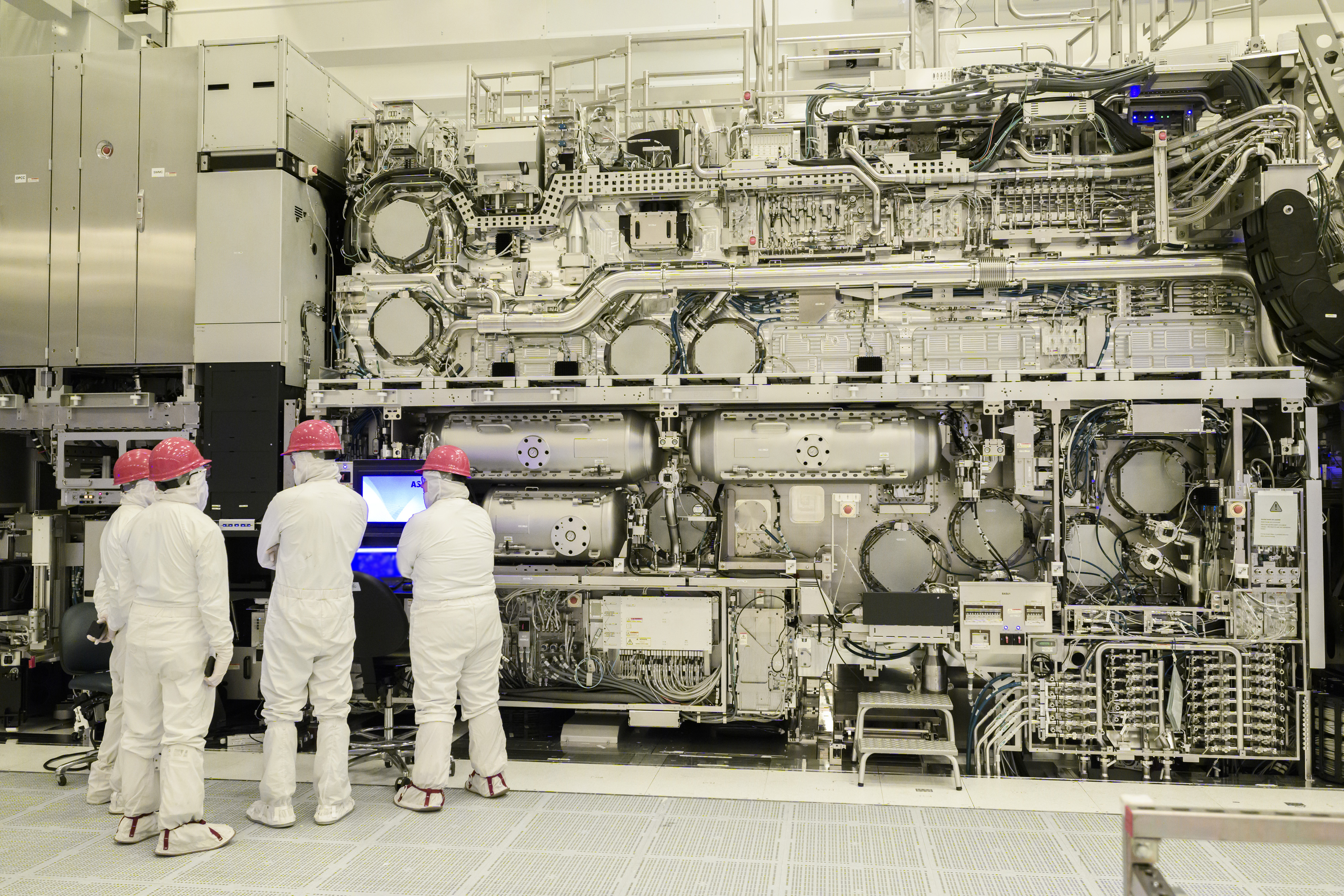 ASML’s first commercial High-NA EUV system at Intel’s D1X Fab