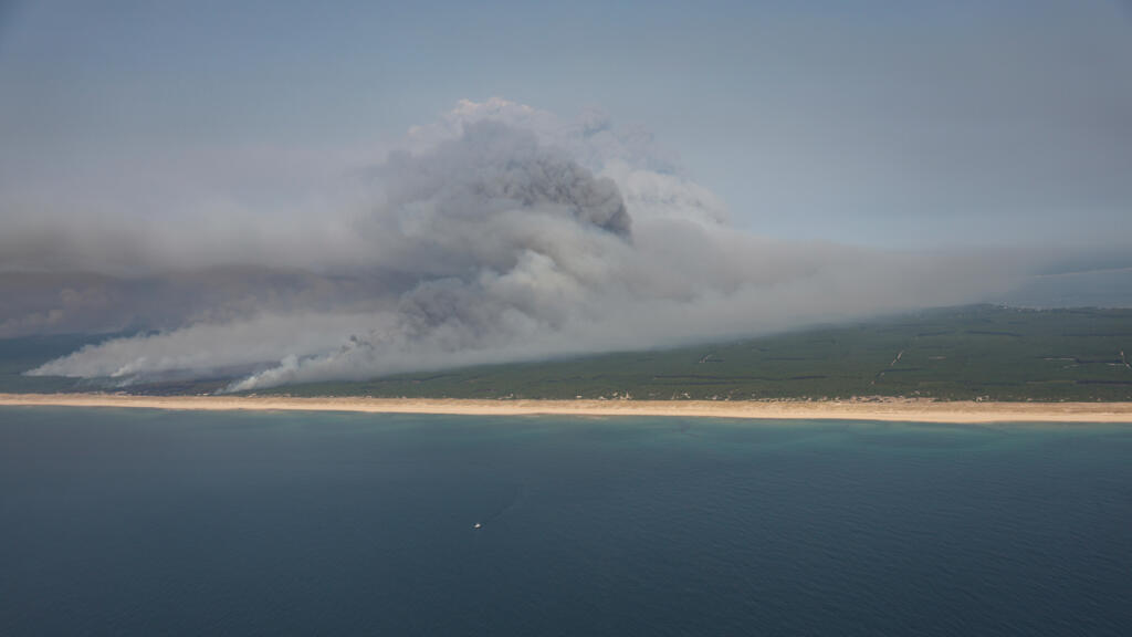 The main wildfire burning in France's southwest has created a 'fire cloud', which generates its own winds