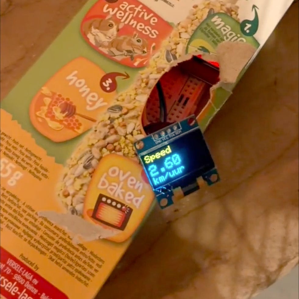 Display showing speed of 2.60 km/h on an electronic module attached to a food box.