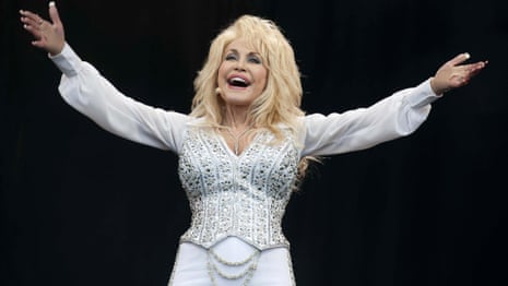 Dolly Parton’s family say goodbye to their aunt, sister, grandmother - video