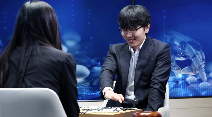Shin Jin-seo, the world's top-ranked Go player, reviews the game board following his victory over AI engine KataGo in the final game of a three-match series at The Korea Economic Daily headquarters in Seoul on July 21, 2026 (Photo by Hyuk Choi)