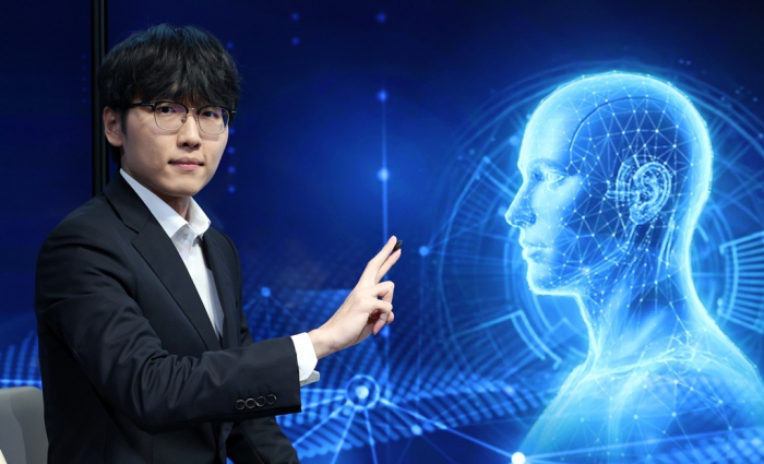 Shin Jin-seo poses for a photo after defeating AI engine KataGo in the final game of a three-match series at The Korea Economic Daily headquarters in Seoul on July 21, 2026 (Photo by Hyuk Choi)