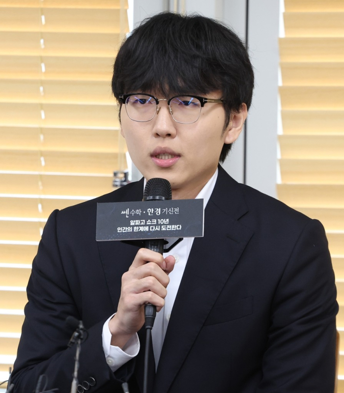 Shin speaks to the press after defeating AI engine KataGo in the final game of a three-match series at The Korea Economic Daily headquarters in Seoul on July 21, 2026 (Photo by Hyuk Choi)